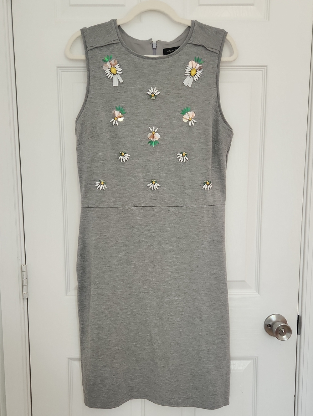 Coquette Formal Banana Republic Gray Sleeveless Pineapple Appliqué Midi Dress